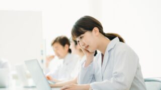 なぜ理学療法士の給与は低いのに残業が多いのか:アイキャッチ画像